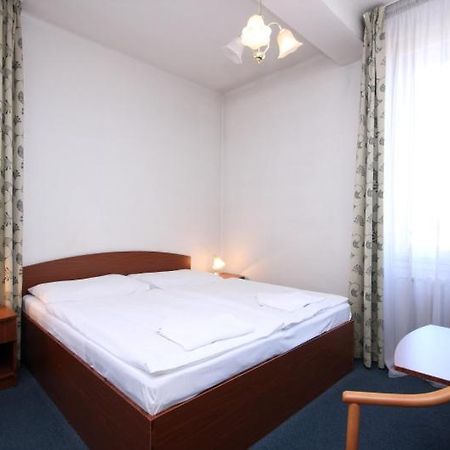 Hotel Legie Bed And Breakfast Прага Экстерьер фото