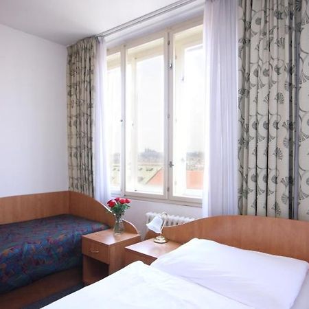 Hotel Legie Bed And Breakfast Прага Экстерьер фото