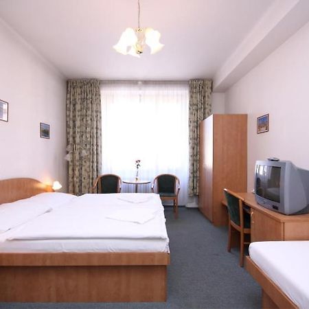 Hotel Legie Bed And Breakfast Прага Экстерьер фото
