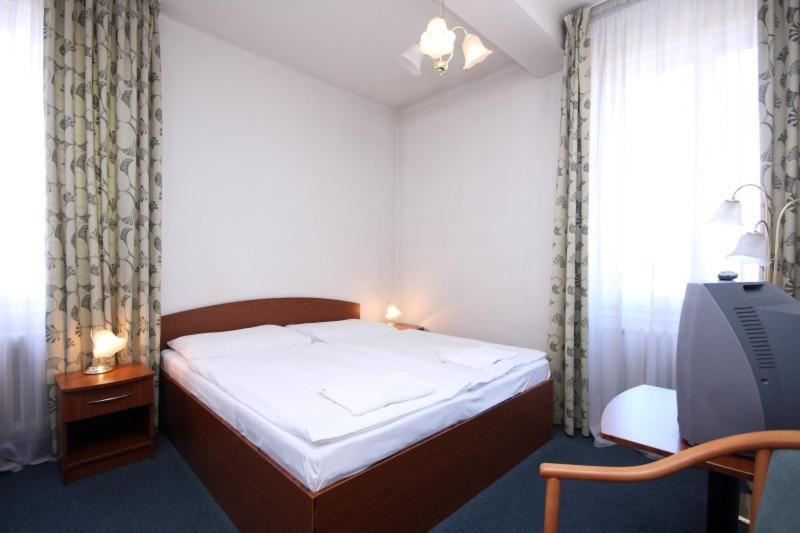 Hotel Legie Bed And Breakfast Прага Экстерьер фото