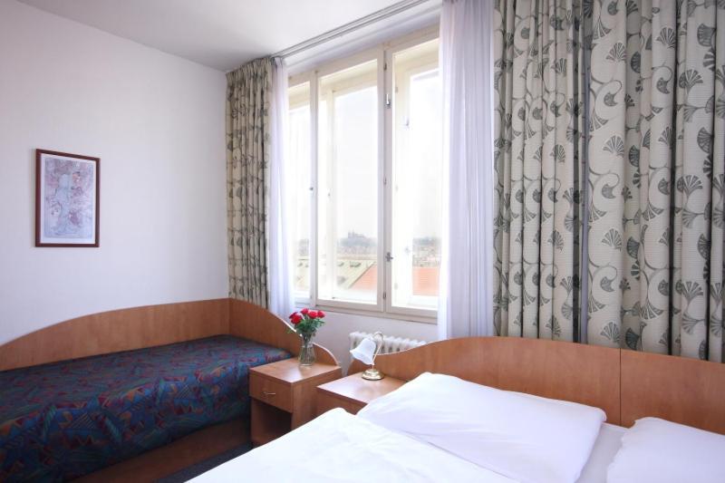Hotel Legie Bed And Breakfast Прага Экстерьер фото