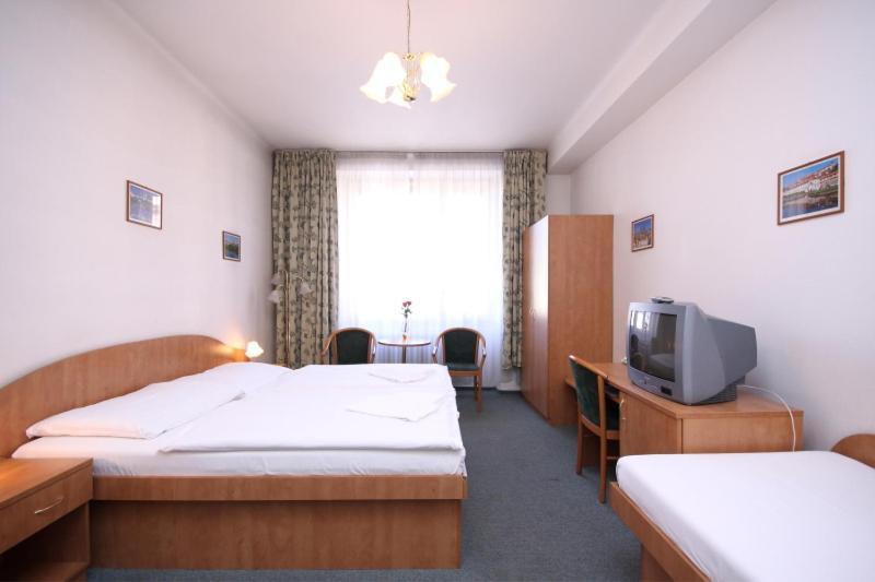 Hotel Legie Bed And Breakfast Прага Экстерьер фото